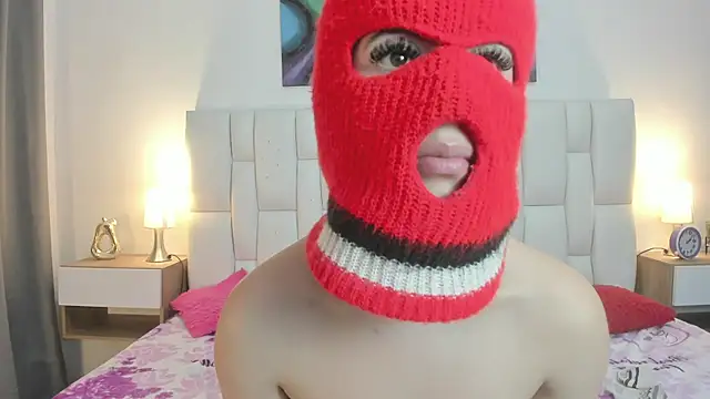 mask_red_girl webcam