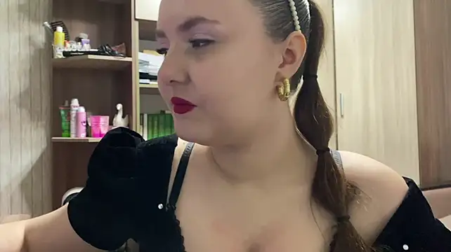 Shinylvy live cam on StripChat