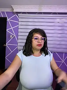 MiiaaJoness webcam