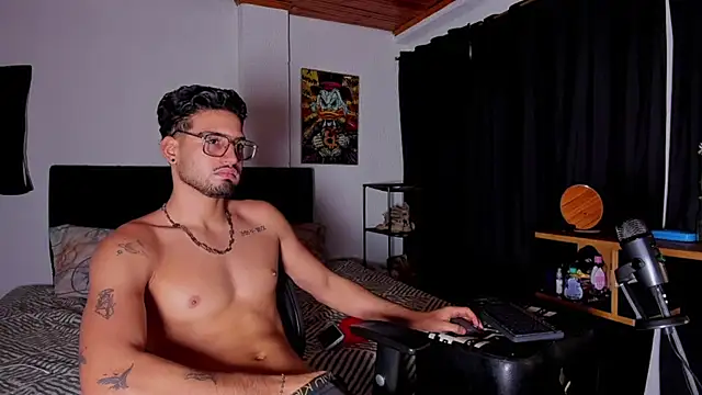 Giomar_Reyes live cam on StripChat