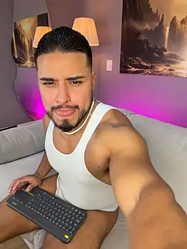 ApoloMakris live cam on StripChat