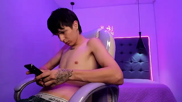 Salvatore18_ live cam on StripChat