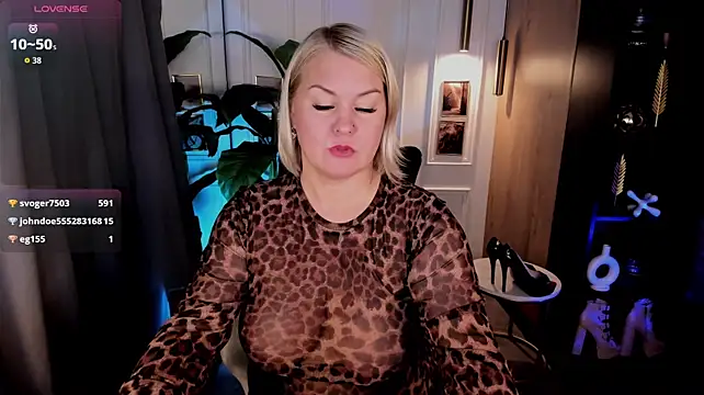 YolandaKiss live cam on StripChat