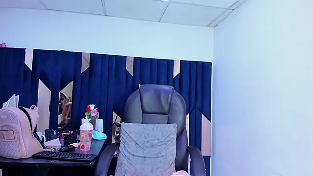 Aisha_hotts777 webcam