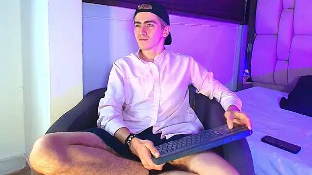 Tyler_Mcrey live cam on StripChat