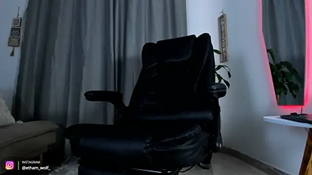 etham_wolf1 webcam
