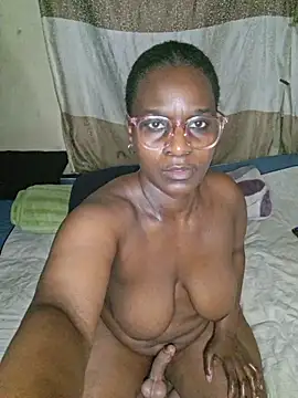 AdelaideT live cam on StripChat