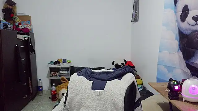 curly_greeneyed webcam