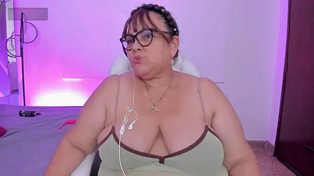 mommy_cute live cam on StripChat