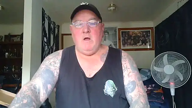 kinkyblueyes69 (M mature) - NAKED CLOTHES OFF