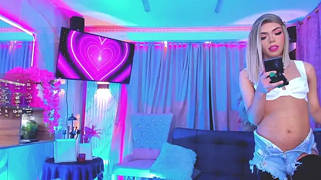 Queens_Wonders_Blonders webcam