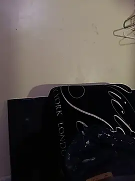 Cnutt310 live cam on StripChat