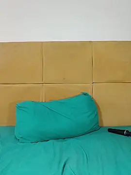 HugeTitisxx webcam