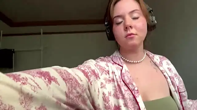 AmieOkuniewski webcam