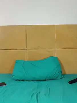 HugeTitisxx webcam