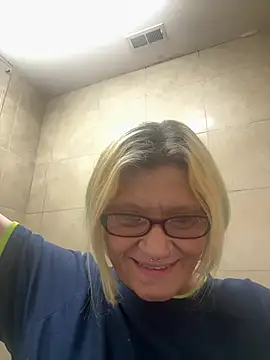 lindzybella (F milf) - Bra off under shirt at work