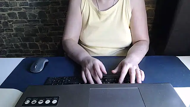 SweetPhoenix76 webcam