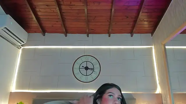 Megan_charles_ live cam on StripChat