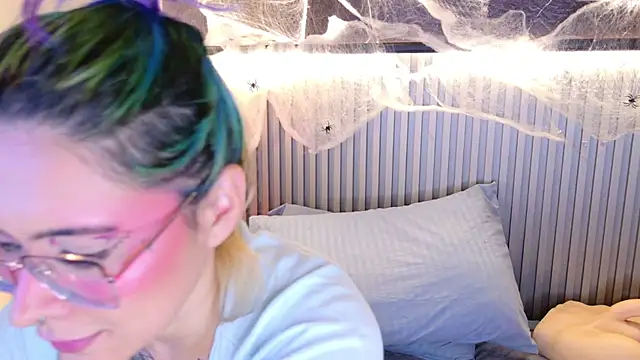 annie_hawk webcam
