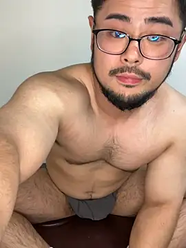 taku_bear live cam on StripChat