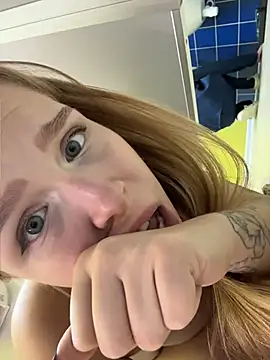 liza_risky (F young) - Ask the poor guy what happened