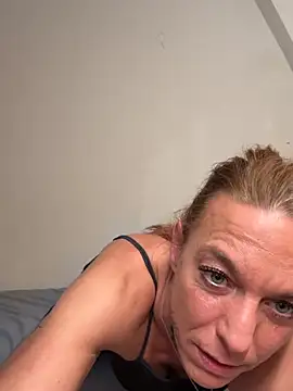 YourMilfBitch69 webcam
