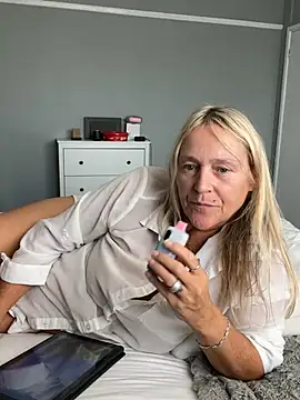 Blondnboujee53