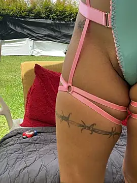 AliceMrtnz live cam on StripChat