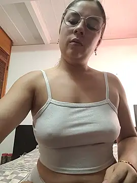 selena_gomez2 live cam on StripChat