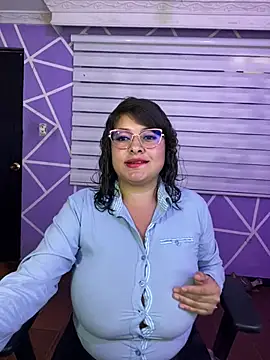 MiiaaJoness webcam
