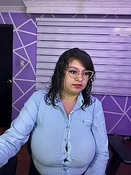 MiiaaJoness webcam