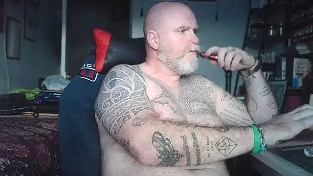 Tattooed_Dilf_01 webcam