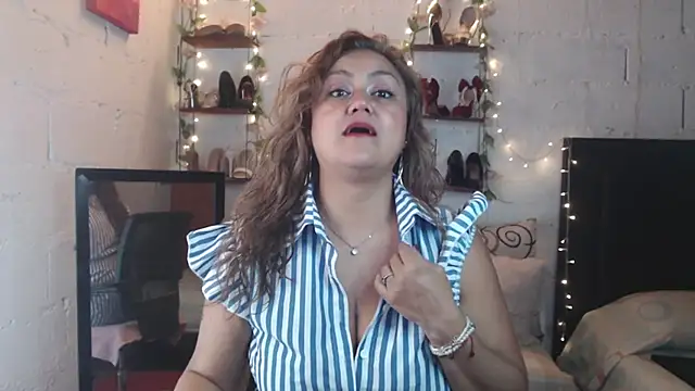 missrosario_stepmoan live cam on StripChat