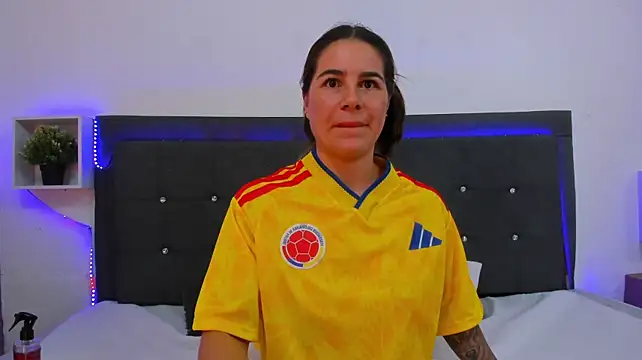 Amaraluxee live cam on StripChat