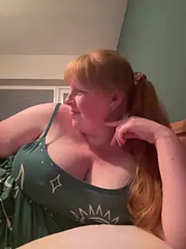 Curvy-GingeXX live sex cam