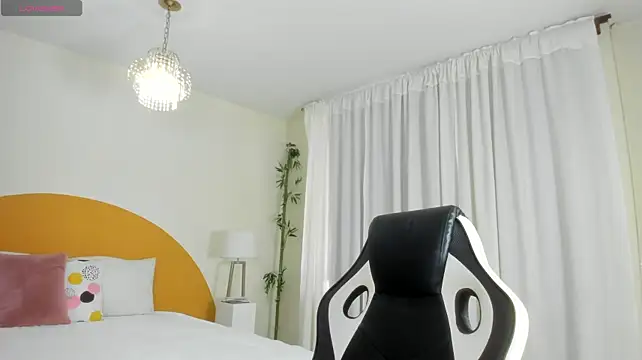 _Emmaa_Queen_ live cam on StripChat