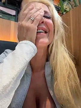 Reyna63 live cam on StripChat