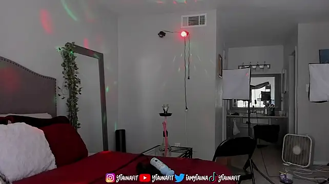 Yiauna live cam on StripChat