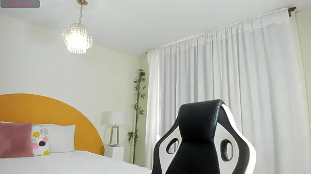 _Emmaa_Queen_ live cam on StripChat