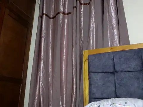 naughty-ebony1 live cam on StripChat