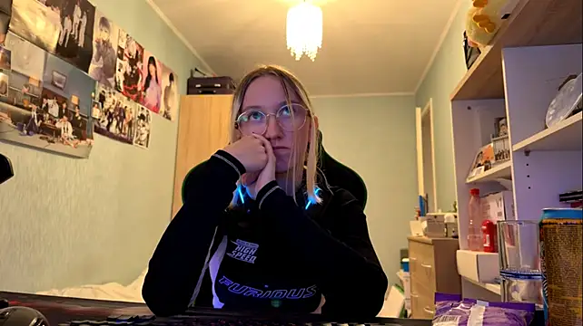 soniakotts (F teen) - air kiss