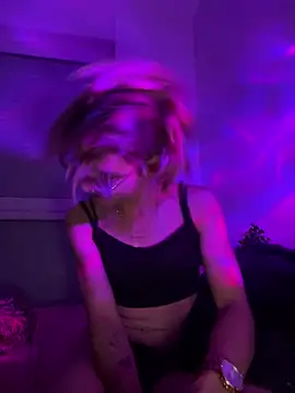 MissGoldieB live cam on StripChat