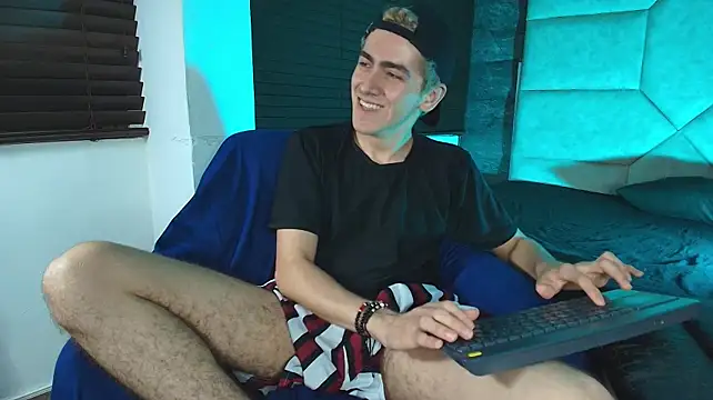 Tyler_Mcrey live cam on StripChat
