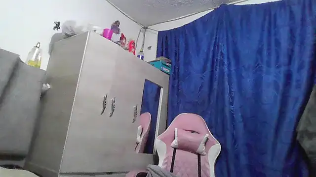 Charis_21 webcam