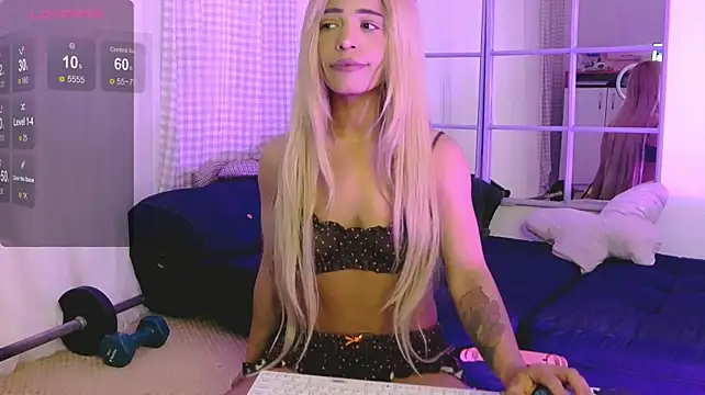 SarahRaynex live cam on StripChat
