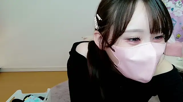 momo_mm (F young) - スカートポイして、アップで、クリいじいじ