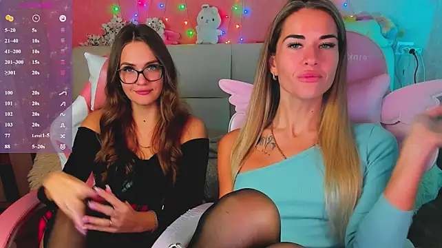 hotty_girls_here live cam on StripChat
