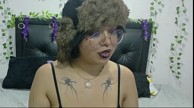 Zafiro_Raven live cam on StripChat