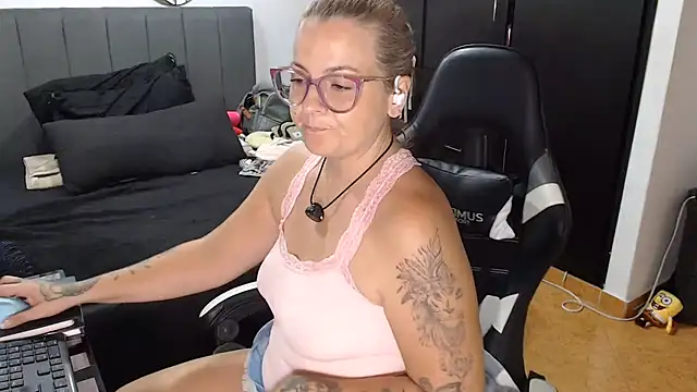 perlagoloza05 live cam on StripChat