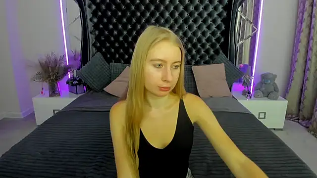 Alina_Blonde live cam on StripChat